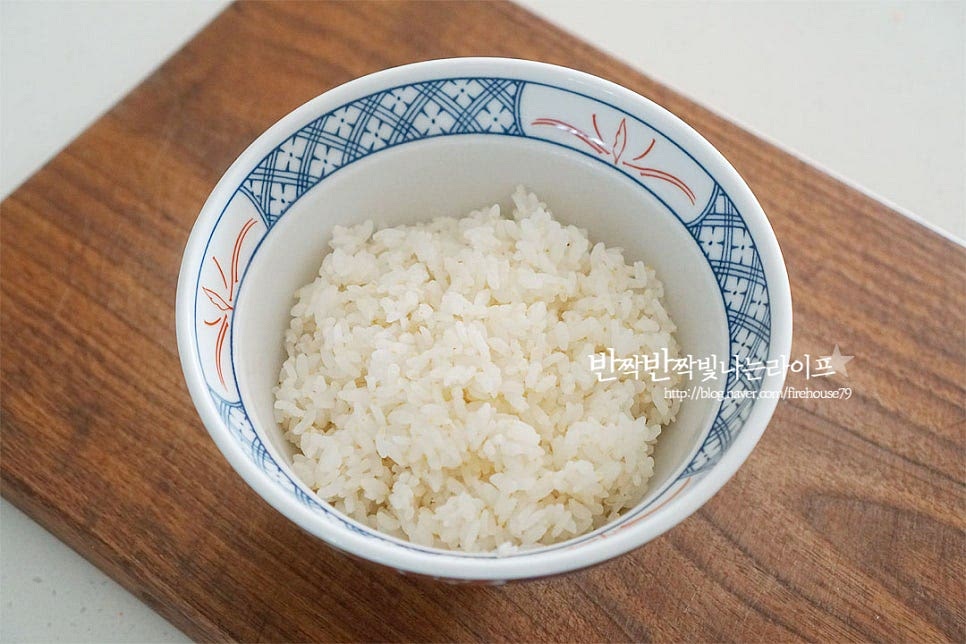 돈부리 그릇에 밥을 담고 그 위로 만들어둔 돈가스와 국물을 먹기 좋게 담아준 뒤 쪽파를 올려줍니다. 간이 촉촉하게 스며들면서 고소하고 단짠의 맛이 어우러져 감칠맛이 살아있어요. 튀긴 고기와 어우러지는 계란의 부드러움 쯔유의 감칠맛이 조화로워요. 영상도 같이 담았어요. 밥 위로 국물이 스며들어 고기와 밥을 같이 떠서 드시면 한입 가득 맛있음이 느껴진답니다. 아이도 먹기 좋은 달짝 짭조름한 맛이라 후다닥 만들어 준비하기도 좋아요. 가츠동 만들기 맛있게 만들어 드세요^^ 끄읕 !