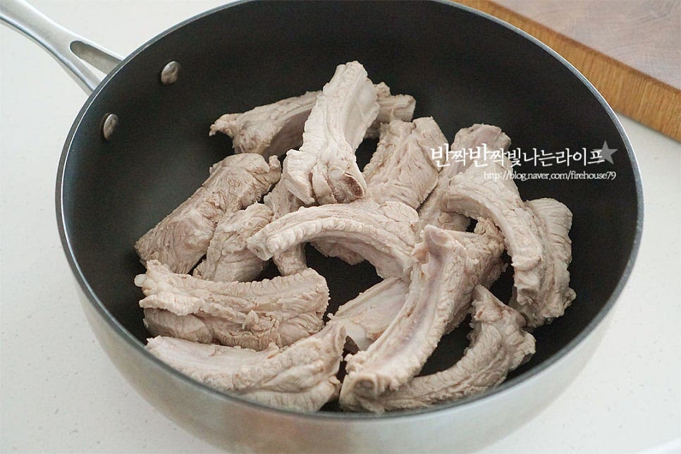 묵은지는 적당하게 매콤 짭조름한 맛이 스며들어있어 등갈비에 몇 가지 양념재료를 버무려 함께 익혀줍니다. 깊이가 있는 냄비에 데친 돼지고기를 넣어줍니다. 고춧가루 2 큰 술, 황설탕 2/3 큰 술 진간장 1 큰 술, 참치액 1 큰 술 간 마늘 1 큰 술, 생강가루 약간 맛술 1 큰 술, 된장 1 작은 술을 넣어줍니다. 신맛에 따라 설탕량으로 단맛을 조절해 주고 소량의 된장이 들어가면 구수한 감칠맛은 물론 잡내를 잡아준답니다. 묵은지 간에 따라 양념을 짜지 않게 조절해 주세요. 양념이 어우러지도록 버무려줍니다.