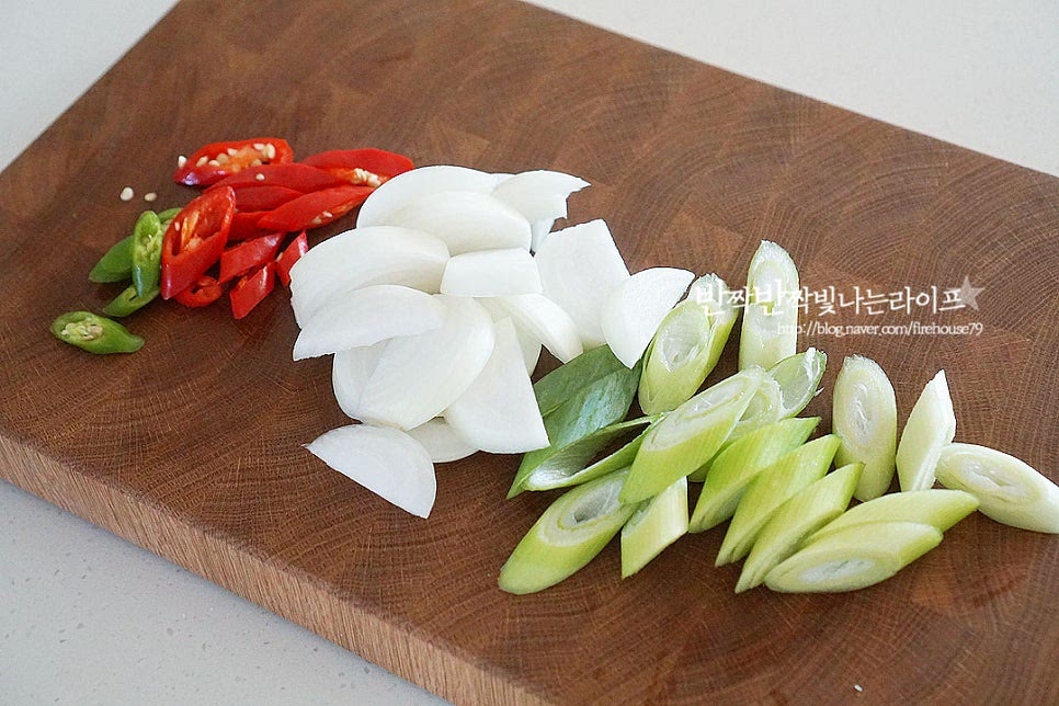 대파와 고추는 어슷하게 썰고 양파는 채를 썰어줍니다. 매운맛에 따라 고추를 더해주세요.