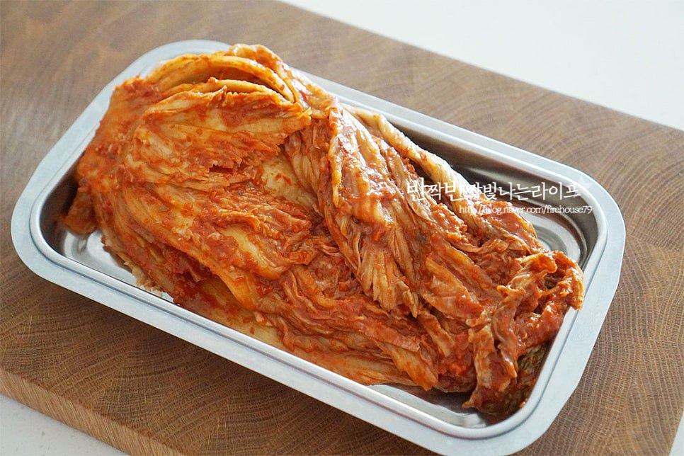 김치찜을 만들 때는 숙성된 김치맛이 중요합니다. 잘 익은 신김치, 구수한 묵은지로 요리해야 깊고 진한 맛을 낼 수 있어요. 깔끔한 맛을 위해 김칫소는 덜어내어줍니다.