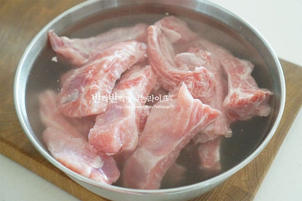 등갈비는 흐르는 물에 헹궈 뼛가루를 제거한 뒤 가볍게 서너 번 물에 담가 씻어줍니다. 냄비에 물 1L, 월계수잎 대파 초록 부분 1/3대, 통후추를 넣고 끓여요. 끓어오르면 등갈비, 생강술(청주) 1 큰 술을 넣고 데쳐줍니다. 대략 5~6분 정도 삶아주는데요. 뼈 부분을 눌러보았을 때 핏물이 나오지 않는 정도로 뼛속 핏물을 굳혀줍니다. 데친 뒤 불순물을 헹구어 물기를 털어줍니다.