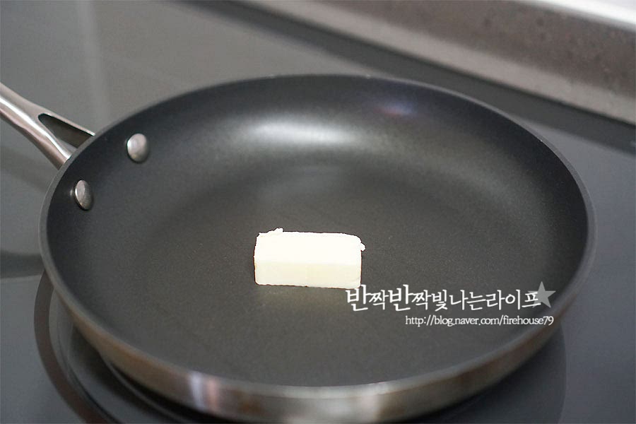 버터구이 소스를 만들어요. 팬에 버터 2T, 땅콩잼 1T, 설탕 0.5T 를 넣어줍니다. 그냥 버터에만 구워도 맛있지만 땅콩잼이나 스프레드를 넣어주면 고소하고 진득한 풍미가 좋아요. 단짠의 맛을 살려주고 싶어 가염버터를 넣어주었어요. 버터가 타기 쉬우므로 재료를 넣은 뒤 중불로 섞어주었어요. 이때 가볍게 맛을 보고 기호에 따라 소스 재료를 가감해 주셔도 됩니다. 설탕이 녹고 어우러지면 손질해둔 진미채를 넣어줍니다. 눌어붙어 타지 않도록 저어가며 소스가 스며들게 볶아주어요. 중불로 노릇노릇해질 때까지 볶아요. 노릇한 게 더 맛이 좋은 것 같아요. 뜨거울 때 호호 불어 먹음 더 맛이 좋기 때문에 바로 그릇에 담아 준 뒤 파슬리가루를 약간 뿌려주었어요. 뭐든 보기 좋은 게먹기도 좋은 법이죠. 만드는 영상을 같이 보면 좀 더 쉽게 만드실 수 있답니다. 영화관에 온 것 같은 고소함 풍미가 느껴져요. 한 입 먹어보면 친숙한 바로 그 맛 땅콩버터구이 맛이 느껴져요. 집에서 신랑이랑 넷플볼 때 만들어 먹음 한가득 만들어 먹게 된답니다. 버터소스가 어우러지면서 촉촉하고 부드러워요. 만들기 전에 딱딱한 것은 미리 마요네즈 꼭 발라주세요. 그래야 촉촉하게 맛볼 수 있어요. 진미채 버터구이 만들기 정말 간단한데 또 정말 맛있답니다. 맥주를 부르는 맛이에요. 땅콩잼을 넣어 만들면 보다 고소하고 진한 풍미를 즐길 수 있어요. 맛있게 만들어 드세요. 끄읕 ! 별미로 먹기 좋은 진미채튀김은 아래 포스팅을 참고해 주세요.