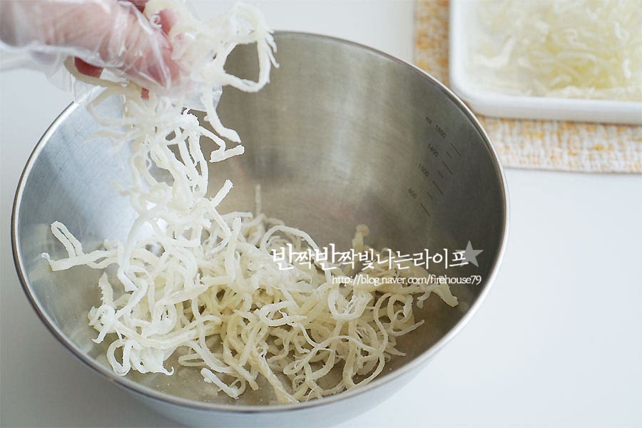 먹기 좋도록 하나씩 떨어뜨려 잔가루를 털어내어 줍니다. 부드러운 것이라 그대로 볶아주었는데 식감이 단단한 것은 마요네즈를 약간 넣고 골고루 버무려주면 훨씬 식감이 부드러워요.