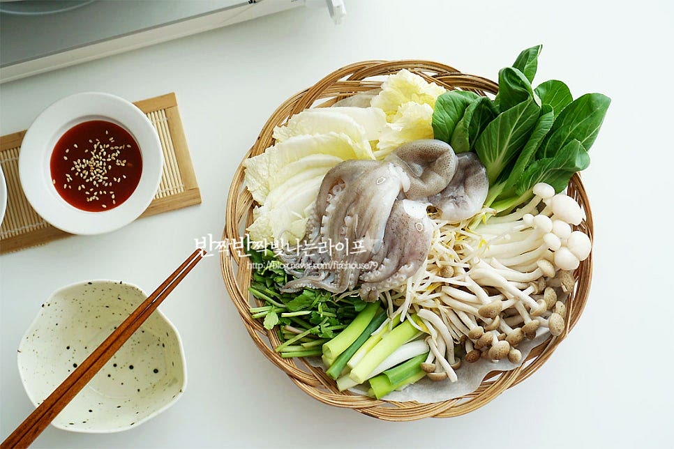 재료와 육수를 모두 준비했다면 식탁 위에 세팅하여 바글바글 끓을 때 데쳐 먹음 된답니다. 주꾸미 샤브샤브 만들기 육수와 재료만 준비해 주면 의외로 손쉽게 만들 수 있어요^^ 같이 먹을 소스는 간장과 초고추장 준비했어요. 해산물은 초고추장에 콕 찍어 먹음 맛이 잘 어울린답니다. 간장소스는 간장 1 큰 술, 맛술 1 큰 술 꿀 약간, 레몬즙 1/2 큰 술 고추냉이는 취향껏 넣어 만들어주었어요. 깔끔하게 곁들이기 딱이랍니다. 식탁 위에 육수 냄비 보글보글 끓이니 보기만 해도 푸짐해요~ 나중에 추가해먹으려고 면사리랑 밥이랑 계란도 챙겨놨어요^^ 화려한 마무리까지 빠질 수가 없죠~ 보글보글 끓어오르면 채소로 먼저 국물 우린 뒤 주꾸미 살짝만 익혀서 먹음 야들야들한 식감에 자꾸만 손이 가요. 끓일수록 진해지는 국물은 또 얼마나 시원하고 깊게요. 만들기 영상을 같이 보시면 조금 더 쉽게 같이 만드실 수 있답니다. 향긋한 미나리도 찰떡같이 잘 어울리니 배추랑 같이 꼭 넣어드세요. 해물 종류엔 미나리 들어가면 향긋하니 바다 맛과 잘 어우러진답니다. 쭈꾸미 샤브샤브 만들기 집에서 좋아하는 재료를 푸짐하게 준비해서 맛깔나게 드셔보세요. 육고기와는 또 다른 깔끔하고 깊은 감칠맛과 시원한 맛 야들한 식감이 일품이랍니다. 맛있게 만들어 드세요^^ 끄읕 !