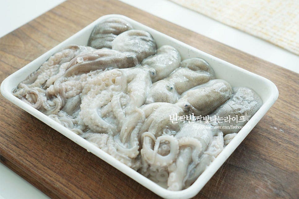 쭈꾸미 손질법 알면 샤브샤브 뿐만 아니라 볶음, 숙회 등 다양한 쭈꾸미요리로 맛볼 수 있어요. 장을 보러 가면 생물이 한창 많이 나오고 신선하답니다. 가위를 사용하여 손질하면 보다 간편하게 하실 수 있어요. 먼저 머리 부분을 잡고 뒤집어 안쪽을 정돈해줍니다. 뒤집으면 먹물과 내장이 있는데요. 이 부분을 가위로 잘라내어 줍니다. 눈 부분도 가위로 도려내어주고요. 다리 부분을 뒤집으면 가운데 입이 보이는데요. 손으로 눌러 가위로 톡 떼어내어 줍니다. 여기저기 묻어있는 뻘과 이물질을 깔끔하게 제거하여 주기 위해 밀가루를 넣고 바락바락 문질러줍니다. 빨판까지 깨끗하게 씻어주기 위해 바락바락 문질러 준 뒤 흐르는 물에 꼼꼼하게 씻어줍니다. 주꾸미 손질법 한번 알아두면 유용하답니다~