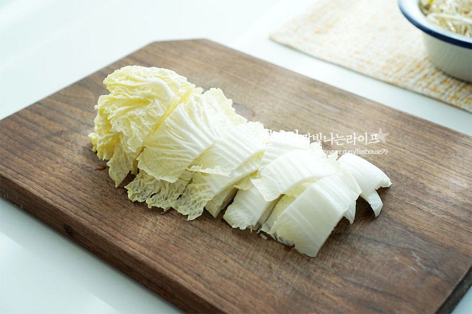 빠질 수 없는 달큰한 알배추부터 먹기 좋게 잘라줍니다. 가을이라 더 달달하니 꼭 같이 넣어드셔보셔요^^ 미나리와 대파는 먹기 좋게 썰고, 청경채는 밑동을 잘라내고 낱개로 분리해 줍니다. 큰 잎은 반으로 잘라주고요. 버섯은 밑동을 잘라 주었어요. 만가닥을 준비했는데 표고, 새송이, 팽이 등 기호에 따라 준비해 주어요. 숙주는 여러 번 씻어 헹군 뒤 물기를 털어 준비해 줍니다.