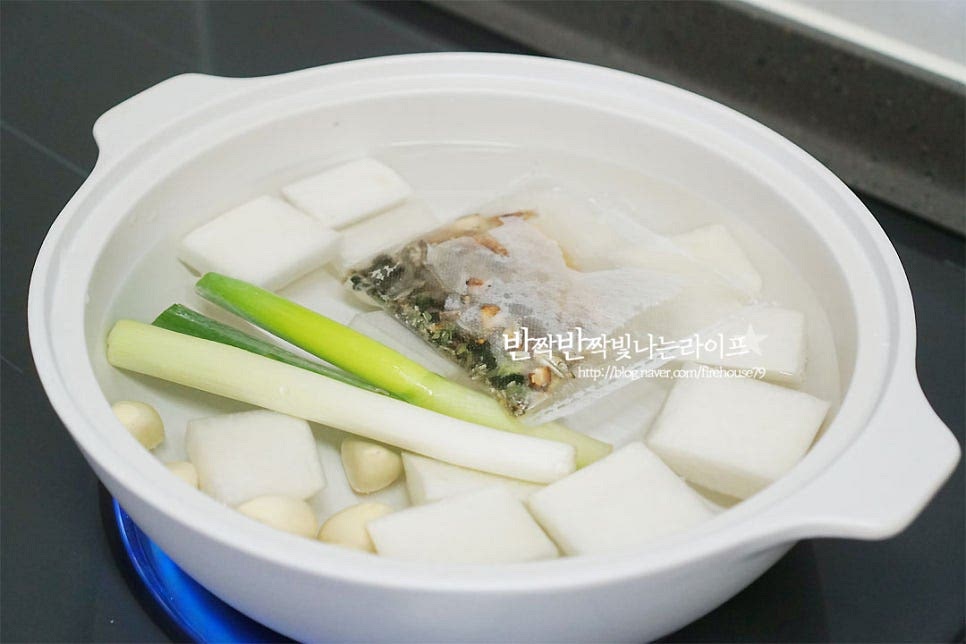 샤브샤브만들기 포인트는 육수부터 시작인데요. 간편하게 해물 육수 팩을 활용했어요. 육수 팩과 함께 무, 대파, 마늘을 넣고 20분 정도 끓여 우려줍니다. 밑 국물이 우러나면 건더기는 건져내어 준 뒤 국간장 1½ 큰 술, 맛술 2 큰 술 소금 약간 넣어 간을 해주어요. 재료를 끓이면서 더 진하고 깊어지니 베이스 느낌으로 감칠맛을 내어준다고 생각하심 되어요.