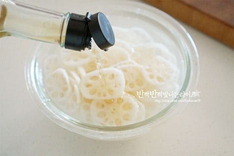 데치기 전에 아린 맛을 제거하고 갈변을 막기 위해 식초물에 5~10분 정도 담가줍니다. 넉넉한 크기의 볼에 잠길 정도로 물을 붓고 식초 1 큰 술을 희석하여 5분 정도 담근 뒤 헹구어줍니다.