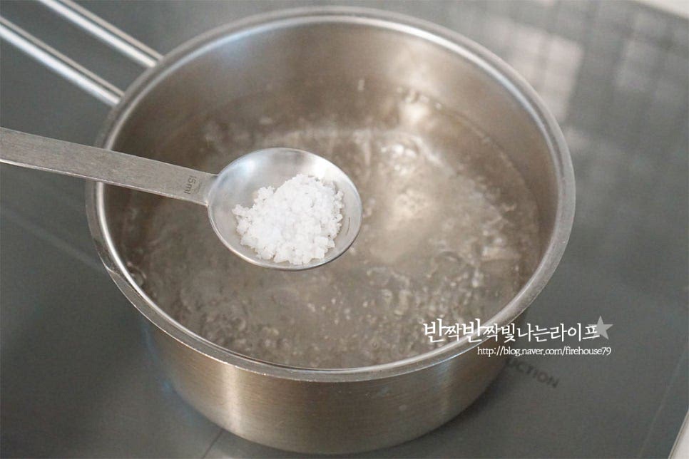 냄비에 물 800ml 정도를 붓고 끓어오르면 소금 1/2 큰 술을 넣어줍니다. 끓는 물에 넣고 2분~3분 정도 데칩니다. 두께에 따라 너무 무르거나 단단하지 않게 식감을 조절해 데쳐주세요. 데친 뒤 차가운 물 또는 얼음 물에 담가 열기를 식힌 뒤 체에 밭쳐 물기를 털어줍니다. 얼음물에 담그면 식감이 훨씬 더 아삭해요.