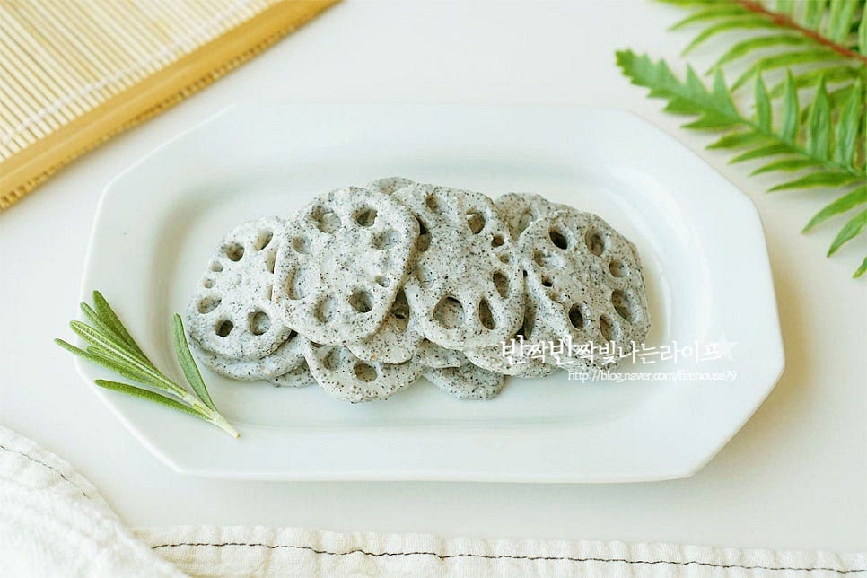 소스에 버무려 푸짐하게 담아주면 완성입니다. 입맛에 따라 어린잎이나 곤약, 사과와 같은 과일을 곁들여도 잘 어울리는 맛이에요. 연근은 흙내와 아린맛을 잡아주고 데쳐서 먹기 좋게 아삭아삭하고 볶은 깨 두 가지를 섞어 넣어서 먹을수록 고소합니다. 마요네즈와 함께 요거트를 섞어 넣으면 가볍고 산뜻하게 맛볼 수 있답니다. 재료를 준비하여 손질, 버무리기까지 간단한 레시피에요. 간단하고 맛있는 연근요리를 만들어드세요. 끄읕 !