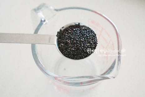 연근샐러드에 어울리는 고소한 소스로 흑임자를 갈아 만들었어요. 들깨가루나 유자와 같은 드레싱도 잘 어울리지만 상큼 고소하게 맛을 내어보았습니다. 볼에 볶은 검은깨 3 큰 술, 참깨 1 큰 술, 마요네즈 3 큰 술 듬뿍, 플레인요거트 1 큰 술, 레몬즙 1 큰 술, 알룰로스 1 큰 술, 소금 두 꼬집을 넣어줍니다. 마요네즈와 함께 요거트를 넣어주면 조금 더 새콤달콤한 풍미를 더할 수 있고 간에 따라 알룰로스와 레몬즙 또는 식초, 소금을 조절하여 단맛과 신맛 감칠맛을 조절해 주세요. 알룰로스 대신 꿀을 넣어도 좋습니다. 재료가 어우러지도록 블렌더로 곱게 갈아줍니다.