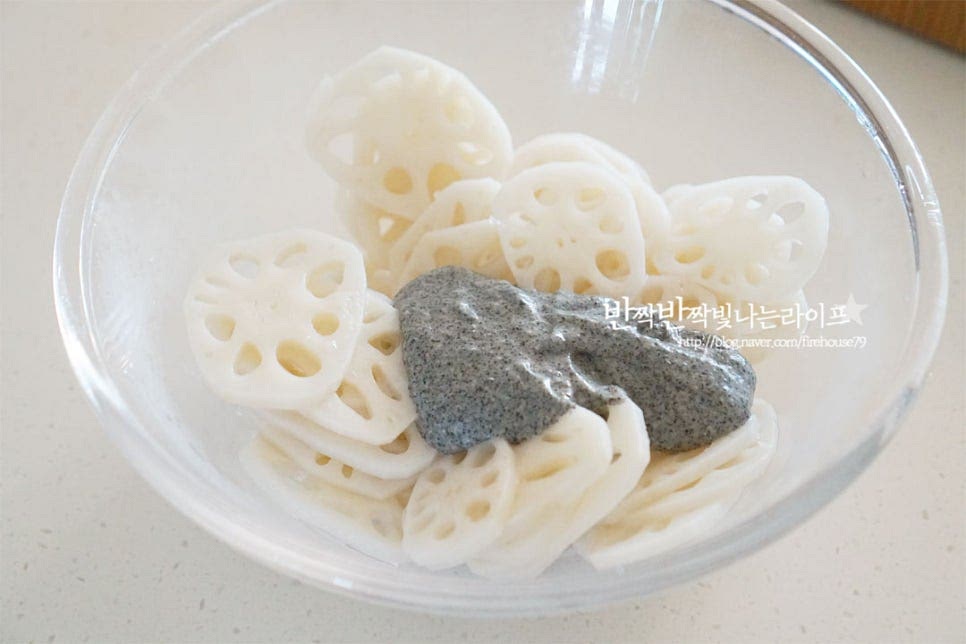 넉넉한 크기의 볼에 데친 연근을 넣고 버무려줍니다. 사이사이 드레싱이 어우러지면서 밋밋할 수 있는 담백한 연근에 새콤달콤 고소한 맛이 섞여 맛있게 완성입니다.