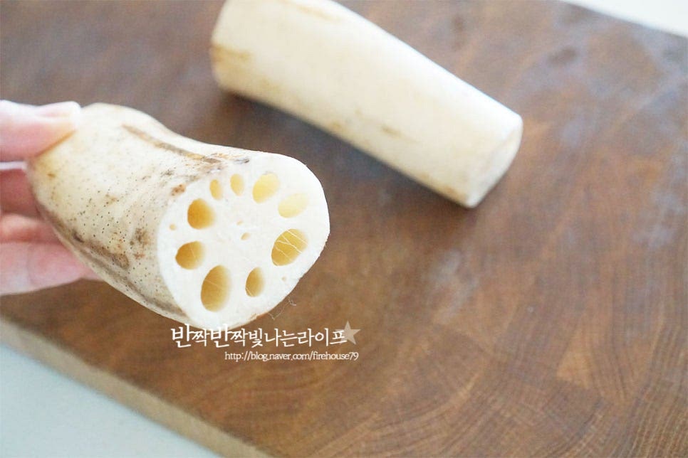 연근 250g 정도를 준비했습니다. 한 끼 넉넉하게 먹을 수 있는 양으로 냉장고에 넣어두고 차갑게 먹어도 맛있어요. 필러로 껍질을 제거한 뒤 세척하여 물기를 제거해 줍니다. 손질한 연근은 일정한 두께로 썰어주는데요. 2~3mm 두께로 적당히 얇게 슬라이스해줍니다. 너무 얇아도 부서지기 쉽고 두꺼워도 익는 데 시간이 걸리니 얄팍하게 잘라서 아삭한 식감과 잘 어우러지도록 해주세요.