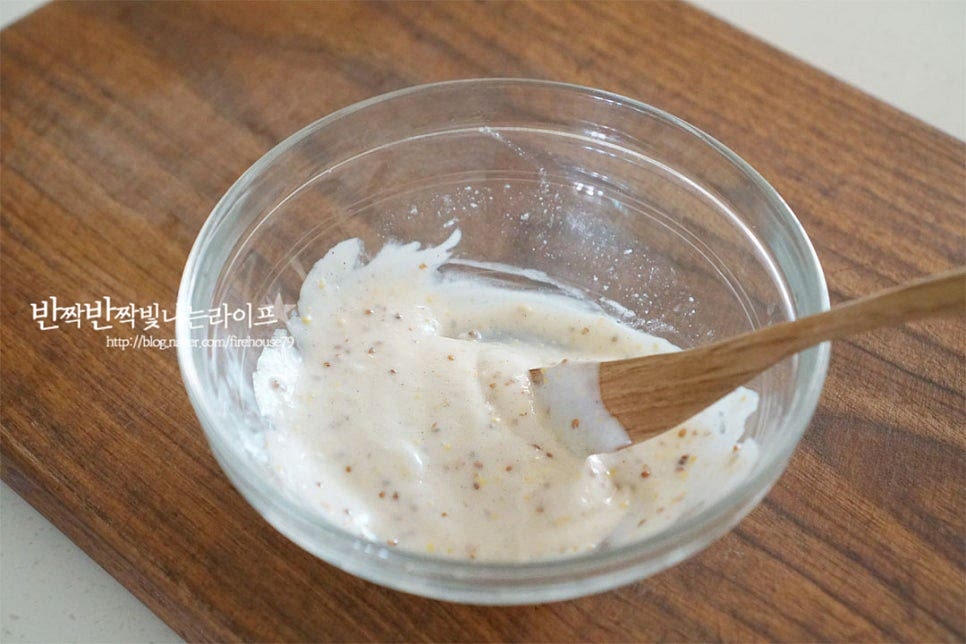 마요네즈 3 큰 술, 홀그레인머스타드 1 작은 술 레몬즙 1 작은 술, 꿀 1 작은 술 소금, 후추 조금 넣고 소스를 만들어요. 단맛과 신맛은 간에 따라 가감하여 주세요. 새콤달콤 고소한 마요네즈 소스가 아보카도 샌드위치와 잘 어울린답니다~