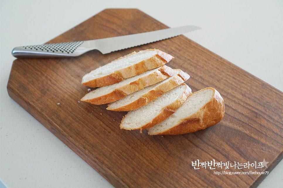 바게트는 사선으로 썰어줍니다. 곡물빵이나 식빵도 좋습니다. 예열한 팬에 올리브오일을 두른 뒤 바삭하고 노릇하게 구워줍니다.