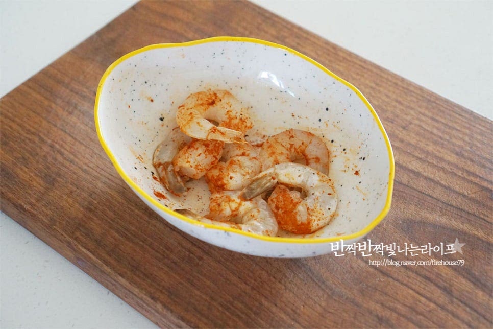 내장과 머리가 제거된 손질된 새우는 흐르는 물에 가볍게 헹구어 키친타월로 물기를 제거해 줍니다. 맛술 1 큰 술, 소금과 후추 약간 파프리카 파우더 약간 뿌려 버무려줍니다. 입맛에 따라 파프리카파우더는 생략 가능해요. 달군 팬에 올리브오일 조금 두르고 앞뒤로 노릇하게 구워 익혀줍니다.
