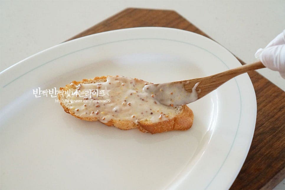 구운 빵 위에 소스를 넉넉히 발라줍니다. 오픈샌드위치는 빵 사이에 재료를 넣지 않고 바게트 위로 올려주는 것이라 높이가 높지 않게 집어먹기 좋도록 모양을 잡아가며 차곡차곡 올려주시면 되어요. 썰어둔 과육을 1/4를 넓게 펼쳐 올려줍니다. 그 위로 속재료를 올려주시면 됩니다. 아보카도 오픈샌드위치 만들기 완성입니다. 크러쉬드레드페퍼를 올려주시면 매콤한 풍미가 잘 어울립니다. 이름 그대로 샌드위치 위로 오픈되어 근사하답니다. 영상도 같이 담았어요. 아보카도 요리 중에서도 간단한 레시피로 맛있게 먹기 좋아 브런치 메뉴로 즐겨 먹곤 하는데요. 구운 빵 위에 재료를 다채롭게 맛볼 수 있어 더 매력적인 맛이랍니다. 바삭한 식감과 고소하고 부드러우며 토핑의 감칠맛이 조화로워 맛나요. 아보카도 샌드위치 맛있게 만들어 드세요^^ 끄읕 !