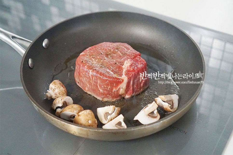 달군 팬에 올리브오일 약간 두르고 스테이크 고기를 구워줍니다. 양송이버섯도 4등분 하여 소금, 후추 약간 뿌려 같이 구워줍니다. 센 불에서 앞뒤로 1분 30초, 중불로 낮추어 앞뒤로 2분씩 구워줍니다. 버섯은 익으면 그릇에 덜어 담고 중불로 낮추어 구울 때 버터 1 큰 술 녹여 같이 구워줍니다. 구워진 고기는 종이호일로 감싸 5분 정도 레스팅하여 줍니다. 육즙이 고르게 퍼지는 레스팅 과정으로 육향이 더 진하고 부드럽게 맛보실 수 있어요. 5분 뒤 일정한 두께로 먹기 좋게 썰어줍니다. 고기 익히는 정도는 기호에 따라 시간을 조절하여 주시면 됩니다.