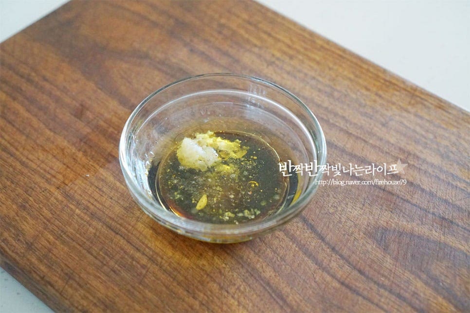 스테이크 샐러드 드레싱으로 발사믹소스 만들기 해요. 올리브오일 3 큰 술, 발사믹 식초 2 큰 술 레몬즙 1½ 큰 술, 꿀 2/3 큰 술 다진 마늘 1 작은 술, 소금 약간 후추 약간 넣어줍니다. 재료가 어우러지도록 섞어줍니다. 올리브오일과 발사믹은 풍미가 좋은 걸 넣음 더 맛이 좋아요. 간을 보고 입맛에 맞게 양념을 조절하여 줍니다.