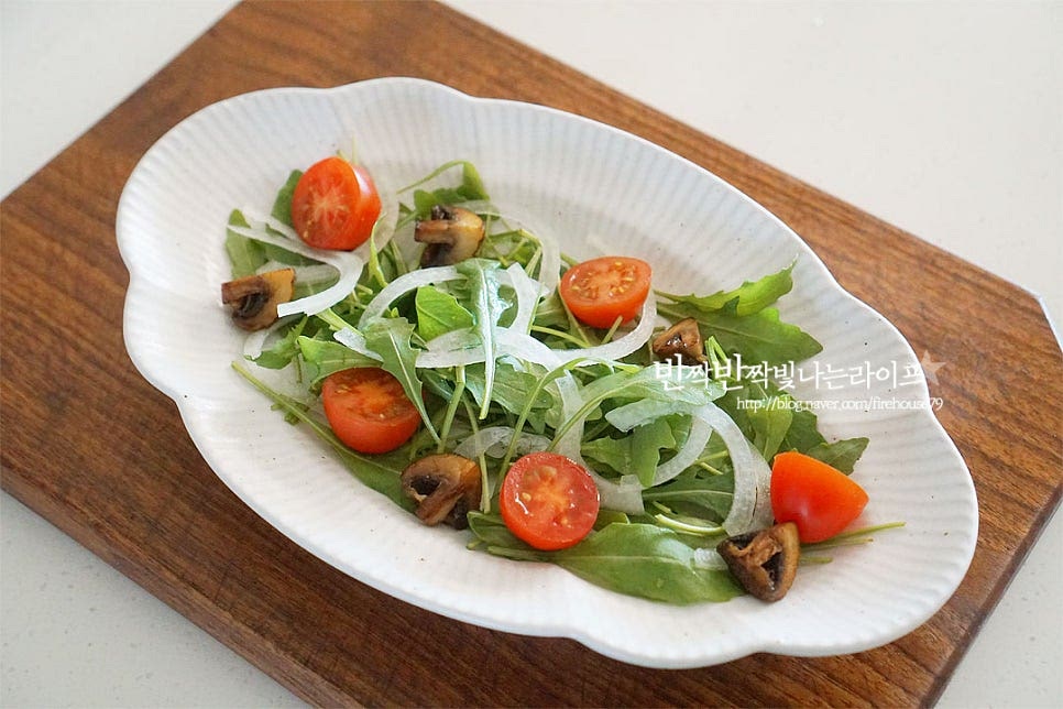 그릇에 채소와 버섯을 담아줍니다. 그 위로 고기와 드레싱을 올려줍니다. 먹기 좋게 구워진 고기를 올리니 색감이 정말 먹음직스럽죠. 채소는 기호에 따라 양상추, 잎채소 등 곁들여 주셔도 좋아요~ 영상도 같이 담았어요. 고소한 육향 가득한 맛에 채소와 버섯이 어우러져 맛이 조화롭게 어우러진답니다. 소스 뿌려서 같이 먹음 한 접시 든든한 식사로 좋고 홈파티 근사한 메뉴로도 좋아요. 루꼴라 샐러드 맛있게 만들어 드세요^^ 끄읕 !