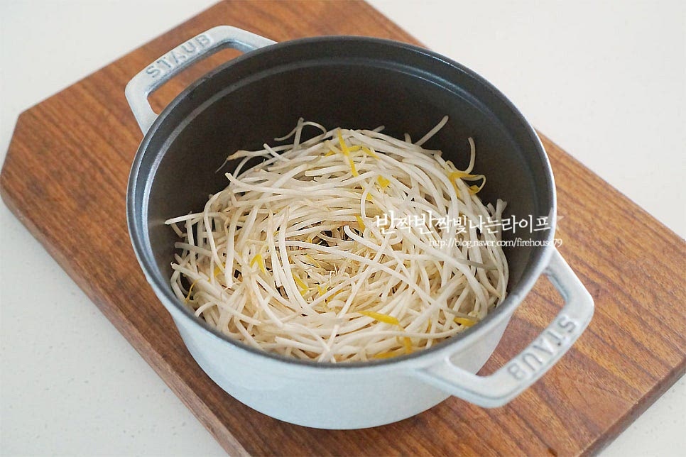 냄비에 먼저 숙주를 깔아줍니다. 수분 없이 술만 넣고 익혀줄 것이라 바닥면이 두꺼운 냄비에 만들어 주시는 게 좋아요. 그 위로 배추와 고기를 켜켜이 담아 주시면 되는데요. 기본 밑간이 되도록 재료를 한 층 올려 담아준 뒤 소금, 후추 약간 뿌려주어요. 고기와 채소를 반복하여 넣어주어요. 냄비 가장자리로 화이트 와인 또는 청주를 뿌려줍니다. 냄비 가득 채소가 채워지는 것 같아도 익으면서 재료의 수분이 나와 숨이 죽어 넉넉하게 넣어주셔도 됩니다.