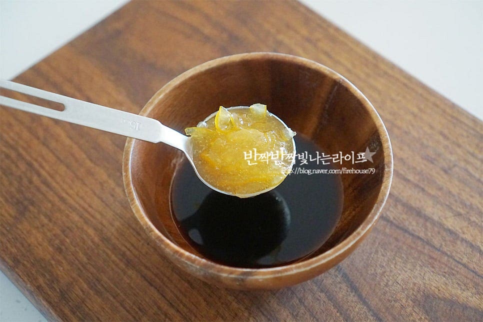 폰즈소스를 만들어 줍니다. 유자청을 넣고 만들면 달콤하면서도 향긋한 게 정말 맛있게 어울린답니다. 만들기 어렵지 않아 간단하면서 기본양념으로 곁들이시기 좋아요~ 유자대신 레몬이나 청귤, 귤, 라임 같은 재료를 넣어도 시트러스 한 풍미가 잘 어울려요. 간장 3 큰 술, 정수 물 1 큰 술 식초 1 큰 술, 유자청 1 큰 술 꿀 1 큰 술 넣고 잘 섞어줍니다. 청의 당도에 따라 꿀의 양은 가감하여 주세요.