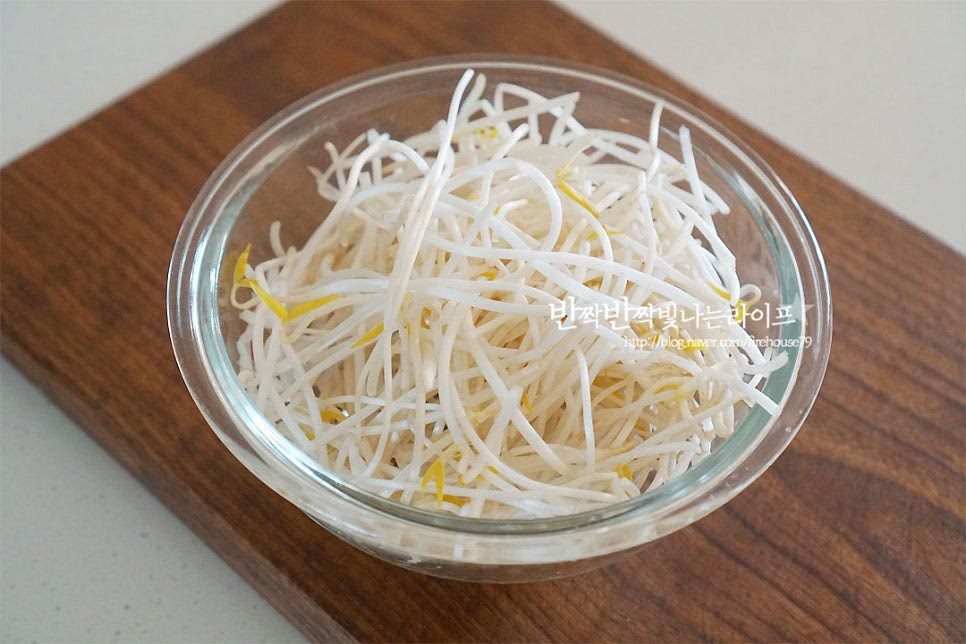 숙주는 깨끗하게 씻어 물기를 털어 준비해 줍니다. 배추 한 가지만 넣어도 맛있지만 냉장고 사정에 따라 재료를 추가하면 조금 더 푸짐하게 맛보실 수 있어요. 배추는 한입에 집어먹기 좋게 잘라줍니다. 삼겹살도 배추 크기에 맞추어 같이 잘라줍니다. 돼지고기 배추찜은 무수분 샤부샤부 같은 요리라서 두께가 두꺼운 고기보다는 대패나 얇게 썬 고기가 먹기에 좋아요.