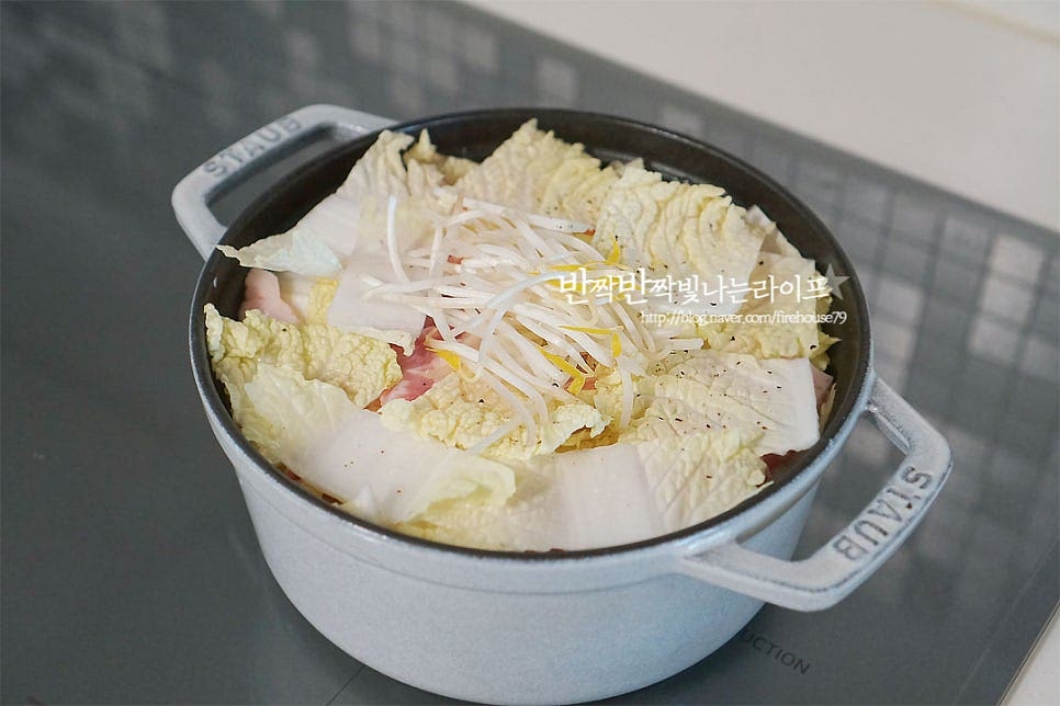 술 이외에 수분을 넣지 않았기 때문에 중약불에서 익혀줍니다. 뚜껑을 덮고 15~20분 정도 익혀줍니다. 재료의 양에 따라 시간을 조절하여 주세요.