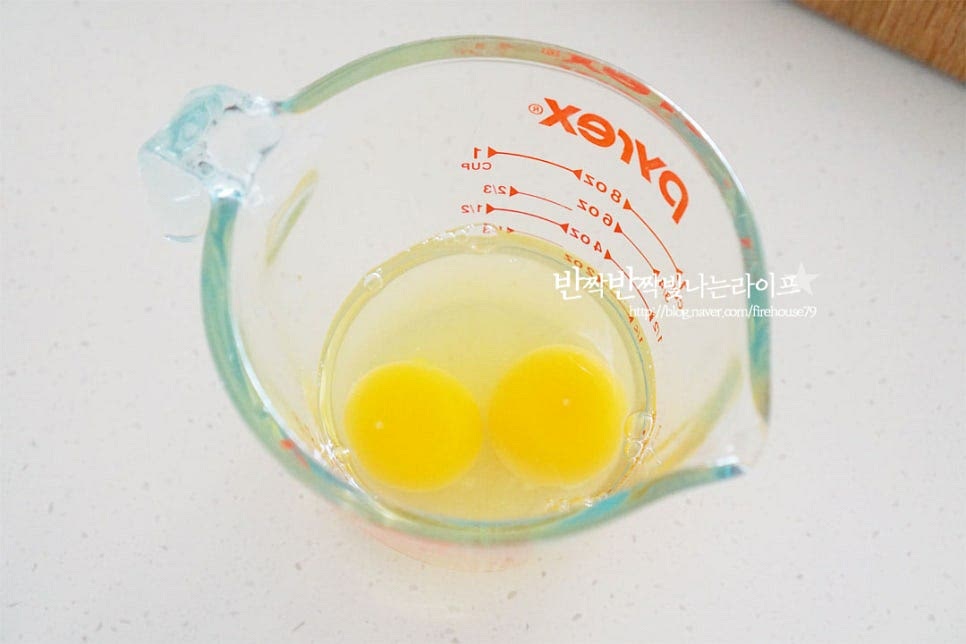 넉넉한 크기의 볼에 계란 2개를 깨뜨려 넣어줍니다. 썰어둔 야채와 소금 한 꼬집을 넣고 골고루 풀어 섞어줍니다.