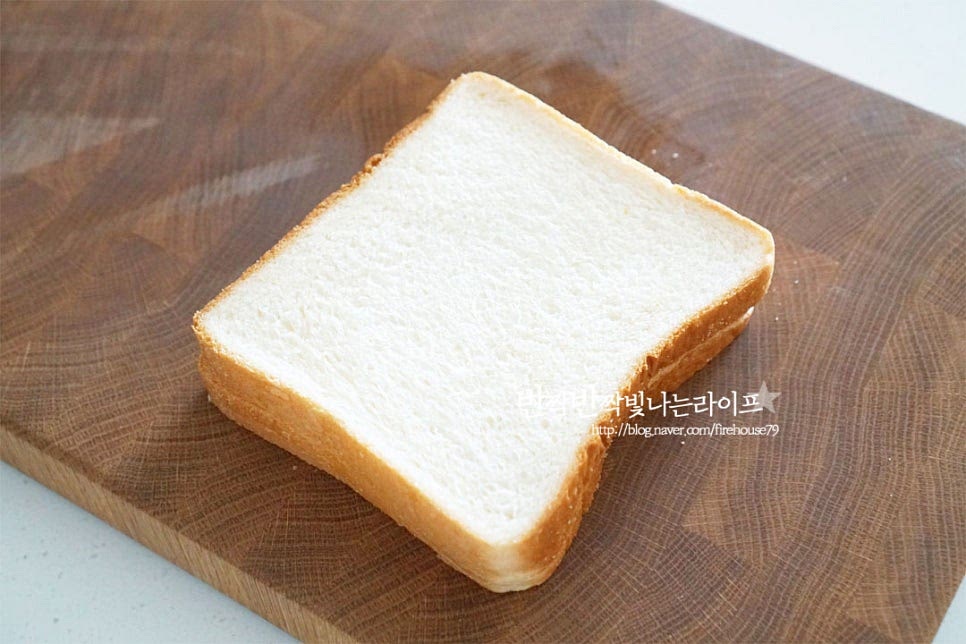 네모난 기본 플레인 식빵을 준비했어요. 테두리까지 바삭하게 구워 먹어도 맛있답니다. 양배추는 곱게 채를 썰고 당근도 얇게 채 썰고 대파는 길게 자른 뒤 다져썰어줍니다. 색을 더해주는 당근과 대파의 아삭한 식감이 잘 어울리는데요. 기본 양배추만 넣어도 맛이 없을 수가 없어요. 양배추는 레시피 정량보다 넉넉하게 넣어도 좋고 계란물에 넣는 것 이외에 케첩+마요네즈 소스인 케요네즈에 버무려 섞어 올려주셔도 좋아요.