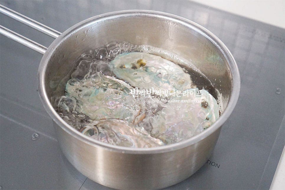 껍질은 끓는 물에 살짝 데쳐 차갑게 얼음 물에 담갔다가 그릇으로 활용해요. 그릇에 잔 얼음을 담은 뒤 껍데기 위로 전복회를 올려줍니다. 차가운 얼음 위에 담아주면 먹는 내내 더 신선하게 드실 수 있어요. 상큼한 레몬을 같이 곁들여 주시면 근사합니다. 영상도 같이 담았어요. 전복회 손질 한 뒤 얇게 저며 썰어 담으니 집에서도 별미가 따로 없죠. 쫄깃함과 부드러움을 동시에 맛보실 수 있어요. 고추냉이간장이나 초고추장, 소금 참기름 등을 곁들여 드시면 오독오독 식감부터 맛깔납니다. 전복손질법으로 맛있는 요리 만들어 드세요^^ 끄읕 !