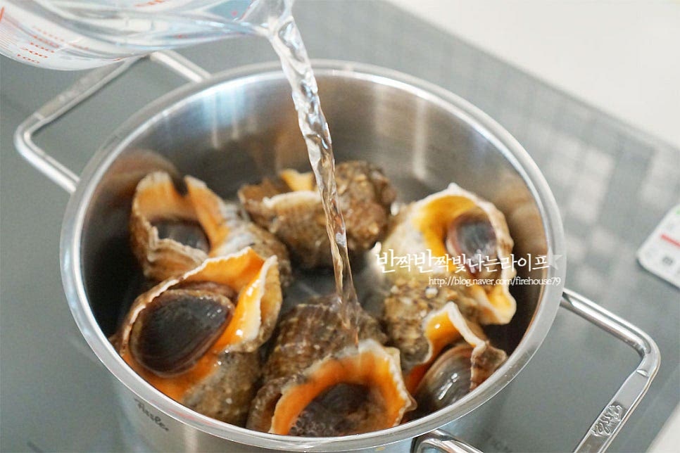 삶는법은 어렵지 않아요. 손질 한 뒤 물기를 가볍게 털어 냄비에 담아준 뒤 자작하게 물을 부어줍니다. 완전히 잠길 정도가 아닌 2/3 정도 자작하게 넣어주시면 됩니다. 물을 너무 많이 넣으면 싱거워져요. 생강술(청주) 2 큰 술 넣어줍니다. 10~15분 정도 삶아주면 되는데 크기나 화력에 따라 시간을 조절해 주세요. 저는 중간 사이즈 크기로 10~11분 사이 정도에 불을 껐어요. 너무 오래 삶아도 식감이 질겨지니 타이밍을 잘 맞추어야 더 맛있는 식감을 즐길 수 있어요.