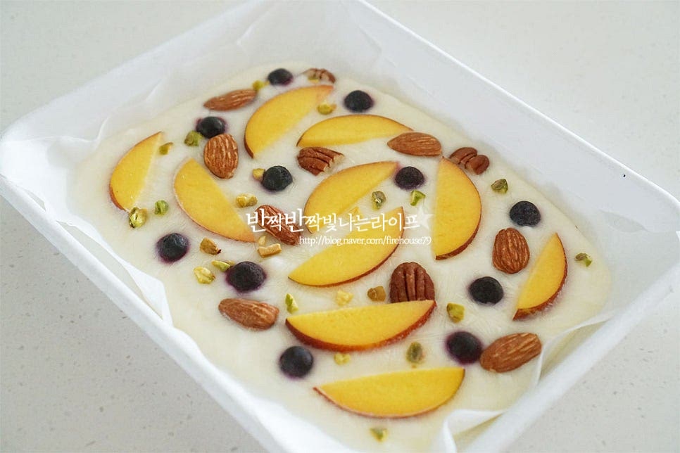 6시간 넣어두었다가 꺼내니 차갑게 잘 얼어있어요. 색감부터 정말 맛있어요 보이죠. 종이호일과 분리해 준 뒤 먹기 좋게 잘라줍니다. 저는 칼로 잘라주었는데 그냥 손으로 잘라도 잘 떨어져요. 그릭요거트 먹는법 중에서 간단하면서 색다른 간식으로 딱 좋은 맛이에요. 새콤달콤 시원함에 중간중간 식감이 느껴지는 게 더위가 확 날아간답니다~ 영상도 같이 담았어요. 건강한 간식으로 먹기 좋은 맛으로 그릭요거트만 있으면 손쉽게 만드는 바크 아이스크림 만들기 랍니다. 입안 가득 사르르 녹는 맛에 자꾸만 손이 가요~ 그릭요거트 바크 맛있고 시원하게 즐겨보세요^^ 끄읕 !