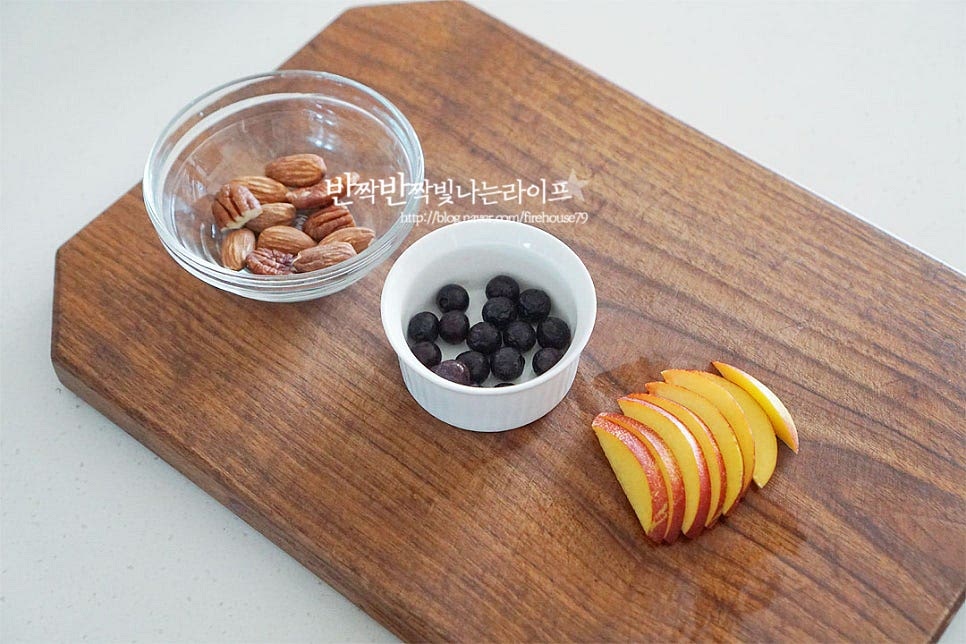 토핑은 고소한 식감의 견과와 제철 과일을 준비했어요. 바나나, 딸기, 망고 등 얼려서 먹음 맛있는 다양한 재료를 곁들이면 별미입니다. 그릭요거트바크는 취향에 따라 다채로운 맛으로 즐길 수 있어요. 저는 구운 아몬드와 피칸, 블루베리 슬라이스 한 복숭아 준비했습니다. 망고를 넣었을 때 아이가 좋아했어요~