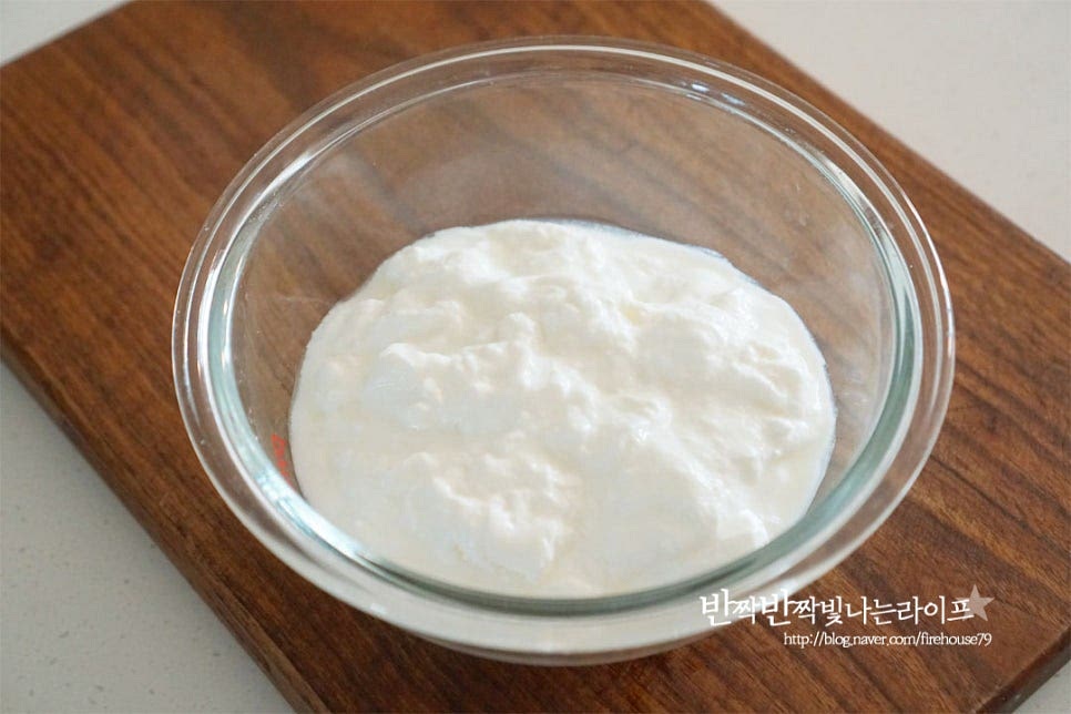 꾸덕꾸덕하고 단단한 질감의 그릭요거트를 준비해요. 흘러내리지 않기 때문에 모양을 잡아주기도 쉽고 진한 맛이 얼려서 먹음 별미랍니다~ 넉넉한 크기의 볼에 담아줍니다. 알룰로스 1~2 큰 술을 넣고 단맛을 더해줍니다. 새콤달콤하게 해주면 더 맛이 좋은데요. 무가당, 가당에 따라 단맛을 더해주시면 됩니다. 꿀이나 올리고당, 메이플시럽 등도 좋습니다. 달콤함 추가는 선택입니다~