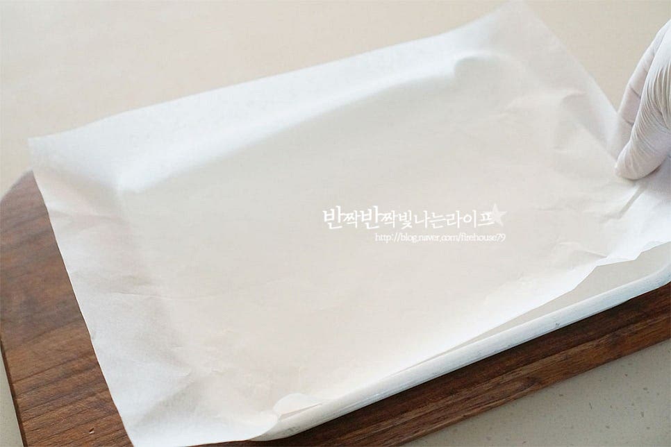 납작한 그릇 위에 종이호일을 깔아줍니다. 종이호일 위에 올려 얼려주면 나중에 쉽게 분리가 되어요. 그 위로 그릭요거트를 두툼하게 펼쳐 담아요. 토핑을 올려줍니다. 살짝 눌러서 고정해 주시면 모양이 잘 잡혀요. 이제 얼려주기만 하면 완성이에요. 정말 간단한 레시피죠. 랩을 씌운 뒤 냉동실에서 6시간 굳혀줍니다. 굳을 정도로 넣어두시면 됩니다.