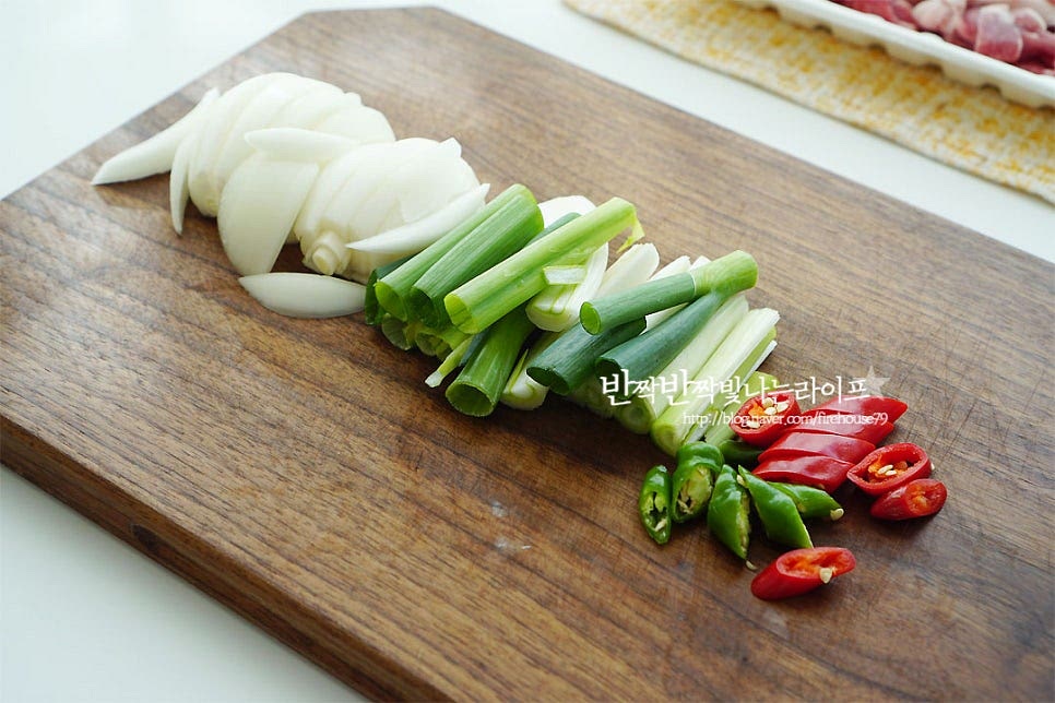 양파와 대파는 큼직하고 먹기 좋게 썰고 고추는 어슷 썰어 줍니다. 매운맛을 좋아한다면 청양고추 추가해 주셔도 되어요.