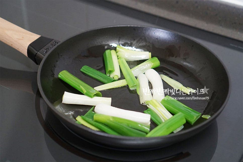 팬에 식용유 약간 두르고 대파를 먼저 볶아 향을 내어줍니다. 기름기가 많은 부위는 식용유를 아주 조금만 넣어줍니다. 대파 향이 올라오면 양파도 같이 넣고 볶아주어요. 양파가 투명해지기 시작하면 불고기를 넣어줍니다. 중간 센 불에서 물이 생기지 않게 뒤집어가며 볶아줍니다. 재료가 익으면 고추를 넣어 마무리해요. 파채나 마늘, 쌈 야채와 같이 식탁 위에 올리면 푸짐한 한상 완성입니다. 그 맛을 잘 알기에 보기만 해도 정말 먹음직스럽죠^^ 요리 영상을 같이 보시면 만드시는 데 도움이 된답니다. 갓 볶은 고기 한 점 집어먹음 매콤하면서도 감칠맛 나는 고추장 맛에 쫄깃한 식감이 잘 어우러진답니다. 그냥 이대로 밥도둑이 따로 없어요. 돼지고기 고추장 불고기 매콤하게 볶아서 맛있는 한 끼 준비해 보시는 건 어떠세요. 돼지불고기에 꿀을 넣어 단맛을 살려주면 재료가 어우러지는 감칠맛이 더 좋아요. 맛있게 만들어 드세요^^ 끄읕 !