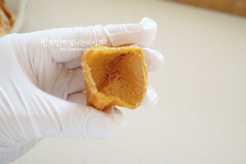 유부피는 가운데 부분을 살짝 벌려줍니다. 동글게 뭉친 밥을 넣어줍니다. 밥 위로 토핑처럼 크래미를 올려줄 것이라 밥은 2/3 정도만 채워줍니다. 그 위로 샐러드를 올려주면 됩니다. 하나씩 반복해가며 만들어줍니다. 재료를 모두 섞어 만드는 방법이 아닌 토핑처럼 올려 먹음직스럽게 완성합니다.