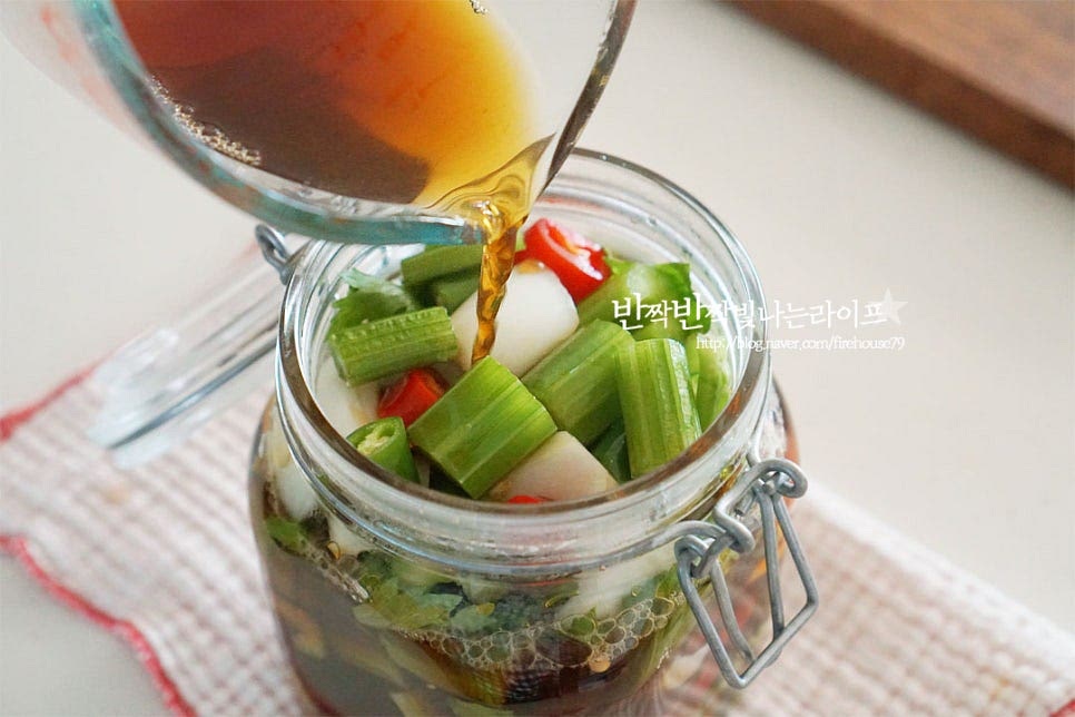 뜨거운 상태로 채소 위에 뿌려줍니다. 그래야 식감이 더 아삭아삭해요. 실온에서 식혀준 뒤 냉장고에 넣고 이틀 숙성해 주신 뒤 맛있게 드시면 됩니다. 고기랑 볶아서 먹는 것도 좋아하지만 이렇게 절임으로 만들면 보관하여 두고 먹기 좋아요. 독특한 향이 향긋해지면서 산뜻하고 개운한 맛이 색달라요. 영상도 같이 담았어요. 아~삭하게 씹는 맛도 좋고, 상쾌하게 어우러지는 감칠맛도 좋아요. 재료 특유의 맛과 향이 스며들어 향 때문에 잘 먹지 않던 신랑도 고기 먹을 때 늘 찾곤 한답니다. 샐러리 먹는법 장아찌로 만들어 맛있게 즐겨보세요^^ 끄읕 !