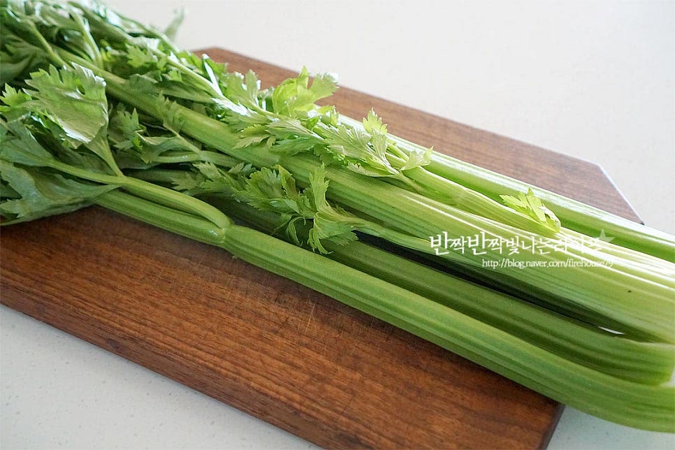 샐러리 잎과 줄기 모두 요리에 활용할 것이에요. 잎도 같이 들어가야 풍미가 더 좋습니다. 손질은 간단합니다. 먼저 뿌리 부분을 썰어내어 주어요. 뿌리 쪽 줄기 사이로 흙이 묻어나기 때문에 흐르는 물에 잎까지 꼼꼼하게 씻어줍니다. 크기가 커서 줄기와잎을 나누어 먹기 좋게 잘라줄 것이에요. 줄기 부분이 통통한 게 신선하죠~ 두꺼운 줄기 부분은 상대적으로 질기게 느껴져 심지 부분을 제거해 주었는데요. 심지를 제거하지 않고 드셔도 됩니다. 한입에 먹기 좋도록 2cm 길이로 썰어줍니다. 줄기와 함께 잎 부분도 먹기 좋게 썰어줍니다. 두 가지 모두 들어가야 특유의 향긋함이 더 맛깔나요.