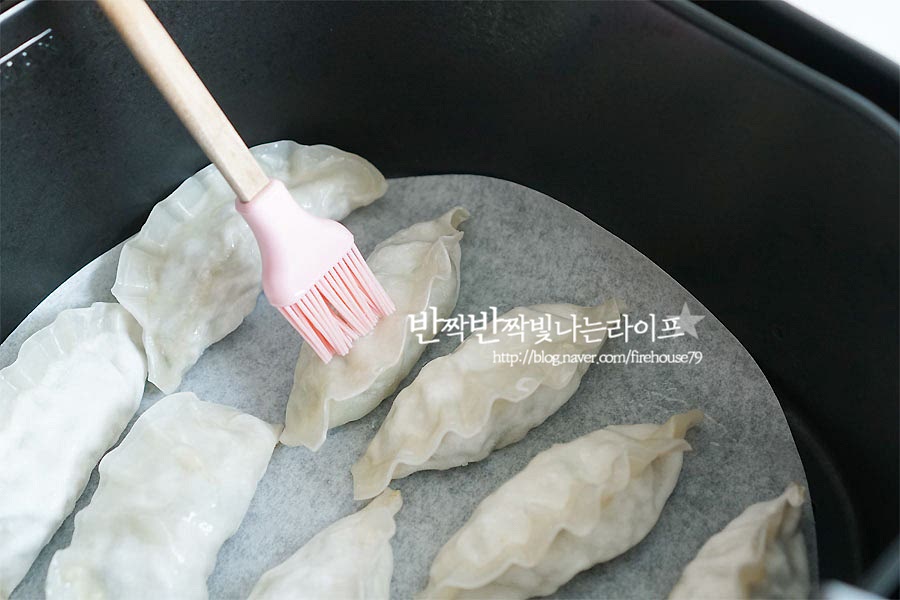 냉동만두 에어프라이어 조리를 하기 전에 먼저 만두를 올려준 뒤 겉면에 식용유를 골고루 발라줍니다. 담백하게 그대로 구워도 되지만 식용유를 발라주어 구우면 겉면이 튀긴 것 같이 바삭해요. 서로 붙지 않도록 일정한 간격으로 놓아주었어요. 에프 시간은 180도에서 8분, 뒤집어서 6분 정도 구워주었어요. 만두 크기에 따라 시간이 조금씩 달라서 중간에 뒤집어가며 시간을 조절하여도 되고, 요즘은 대부분 봉지 뒷면에 조리 시간이 친절하게 나와있어요. 8분 정도 후 한 번씩 뒤집어 주었어요. 기름을 발라주어서 마치 팬에 굽는 것처럼 익고 있어요. 다시 180도에서 6분 더 돌려줍니다. 조리 완료 알림음이 울려 열어보니 노릇노릇 잘 익었어요. 속까지 잘 익은 것은 부풀어 올라 있어요. 그냥 이대로 먹어도 겉바속촉으로 맛있지만 깐풍소스를 만들어 같이 곁들여 먹어봅니다.