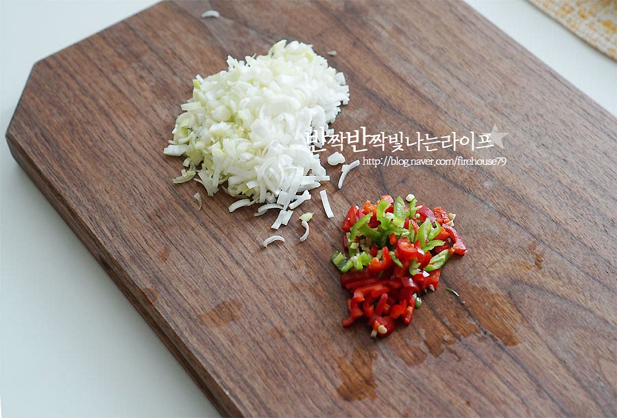 대파 흰 부분과 홍고추, 청양고추는 잘게 다져서 준비해요. 소스 베이스를 미리 만들어주어요. 간장 1T, 굴소스 1/2T, 맛술 1T 설탕 1T, 식초 1½T를 넣어줍니다. 기호에 따라 식초와 설탕량은 가감하여 주세요.