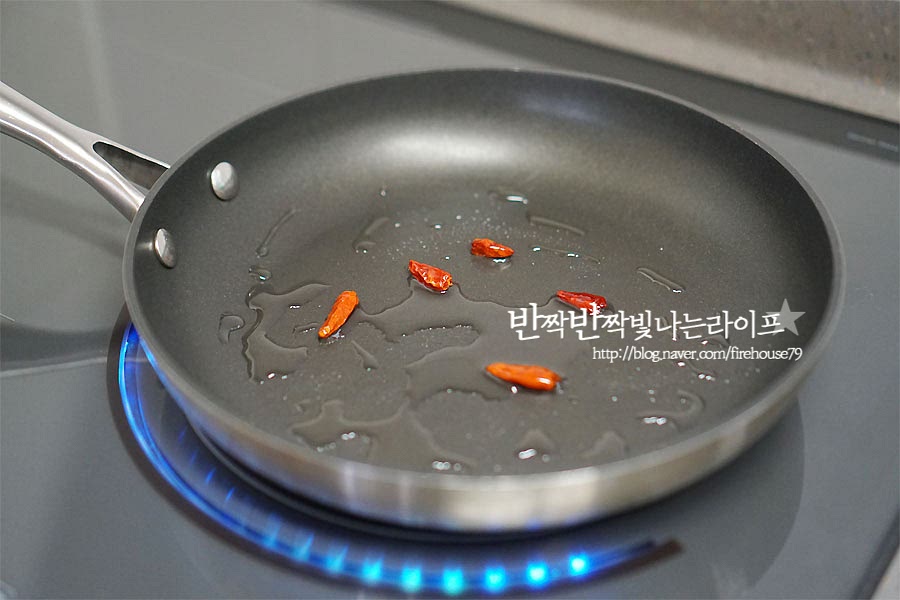 팬에 식용유 2T 정도를 두르고, 베트남 고추를 먼저 볶아줍니다. 가볍게 볶다가 다진 대파와 마늘을 넣고 같이 볶아주며 향을 내어요. 파와 마늘 향이 어느 정도 올라오면 고추도 넣고 같이 볶아줍니다. 베이스 소스를 넣고 바글바글 끓여주어요. 소스가 바글바글 끓여 조려지면 만두를 넣고 같이 버무려줍니다. 오래 볶을 필요 없이 겉면에 소스가 버무려질 정도로 볶은 뒤 쪽파를 넣고 마무리해요. 매콤한 풍미를 더해주고 싶다면 고추기름을 약간 넣고 마무리해도 맛있어요^^ 먹음직스럽게 그릇에 담아줍니다. 사실 만두는 그냥 먹어도, 양념장만 있어도 맛있지만 중화풍 요리로 소스를 만들어 곁들이면 특별한 한 접시를 만들 수 있어요. 냉동만두 요리 과정은 영상도 같이 보시면 조금 더 만드시는 데 도움이 되실 거예요. 깐풍만두 소스에서 느껴지는 매콤함과 새콤달콤함 그리고 바삭하게 씹히는 식감이 어우러져 출출할 때 만들어 먹거나 술안주로 딱 좋아요~ 냉동만두 에어프라이어 시간에 맞추어 겉은 바삭, 속은 촉촉하게 구워내어 깐풍 소스 버무려 드시는 건 어떠세요. 평소 먹던 것과 다른 매력의 맛을 보실 수 있답니다. 맛있게 만들어 드세요^^ 끄읕 ! 비빔만두 레시피도 같이 참고해주세요.