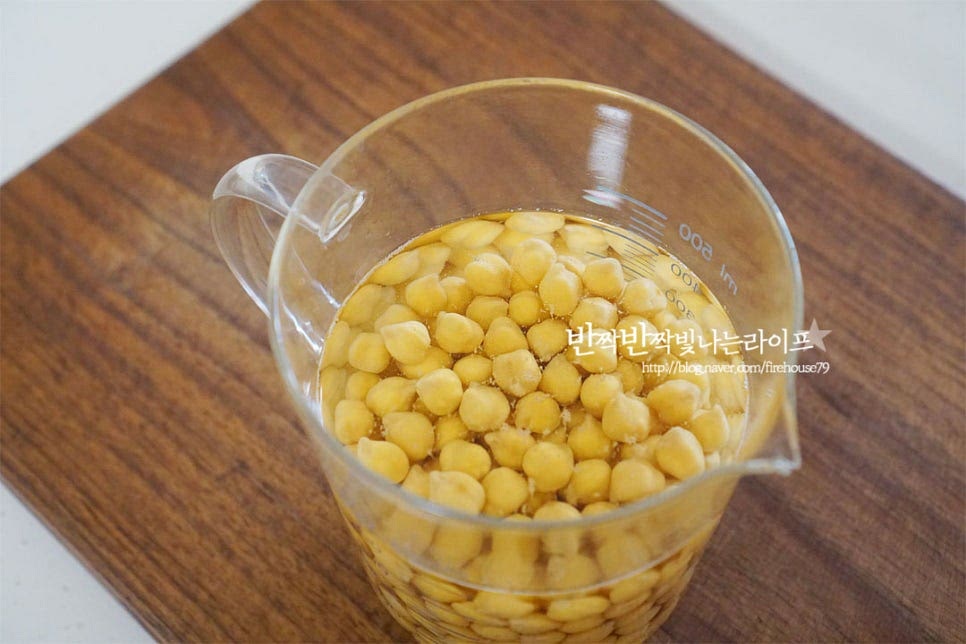 병아리콩 불리기부터 시작해요. 서너 번 살살 흔들어 씻어준 뒤 정수물을 부어 불려줍니다. 불리면서 부피가 2배 정도 커지니 충분히 잠기고 남는 정도의 물을 부은 뒤 4~6시간 이상 불려주시면 되는데요. 요즘은 날씨가 더워져서 기온에 따라 냉장고에서 불려주시는 게 좋아요. 저는 전날 밤 미리 불려두어서 오동통하게 잘 불었어요. 좌측이 불리지 않은 콩인데 불리면 부피가 귀엽게 커져요.