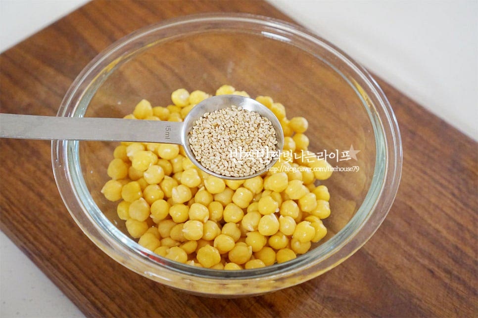 양념재료를 같이 넣고 핸드블렌더로 갈아줄 것이에요. 볶은 참깨 1 큰 술, 올리브오일 2 큰 술 소금 1/4 작은 술, 다진 마늘 1/3 작은 술 레몬즙 1 큰 술, 후추 약간 넣어줍니다. 기호에 따라 간은 가감해 주세요. (레몬즙은 냉동 소분해 둔 것이라 언상태지만 갈면서 녹았어요.) 재료를 모두 넣고 갈아주면 완성이에요. 후무스 레시피 간단하죠^^ 핸드블렌더 또는 믹서로 갈아줍니다. 농도 조절을 위해 콩 삶은 물을 넣어주는데요. 저는 4큰술 정도 넣어주었는데 농도에 따라 가감하여 넣어주세요. 그릇에 먹음직스럽게 담은 뒤 올리브오일과 타임, 파프리카 파우더를 곁들여 주었어요. 곁들임은 기호에 따라 더해주세요. 영상도 같이 담았어요. 가끔 밥에 넣어 먹곤 했는데 부드럽게 갈아서 디핑소스로 만들어 먹음 빵이나 채소와도 잘 어울려서 병아리콩 요리로 즐기기 좋아요. 맛과 영양을 듬뿍 챙길 수 있답니다. 병아리콩 삶기 후무스 만들기 맛있게 만들어 드세요^^ 끄읕 !