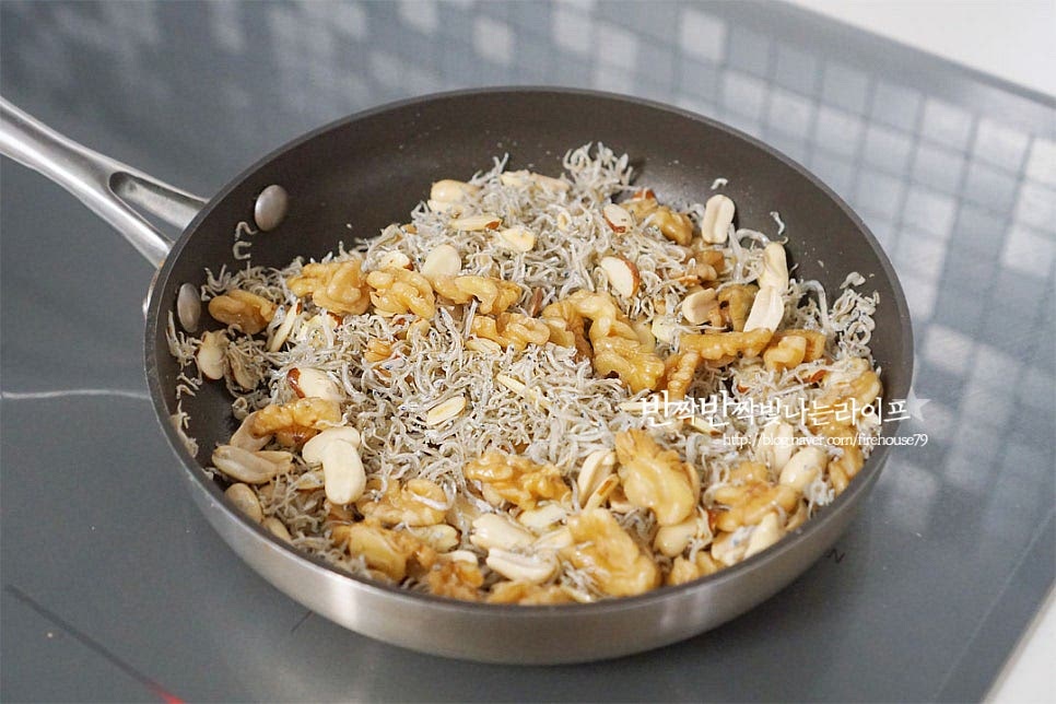 팬을 정돈하여 준 뒤 식용유 2 큰 술 정도 넣고 전처리해둔 견과와 멸치를 넣고 1~2분 가볍게 볶아줍니다. 팬 한쪽으로 밀어두고 양념재료를 넣어줍니다. 맛간장 1 작은 술, 황설탕 1 큰 술 맛술 1 큰 술, 다진 마늘 1 작은 술 을 넣어줍니다. 설탕을 넣으면 식감이 바삭합니다. 간장은 감칠맛 향을 더해줄 정도로 넣었어요. 잔멸치도 짭조름하기 때문에 너무 짜지 않게 가감해 주세요. 타지 않게 불 조절을 하여 볶아줍니다. 재료가 어우러지면 불을 끄고 올리고당 2 큰 술을 넣어줍니다. 올리고당은 마지막에 불을 끄고 넣어 달콤하면서 단단해지지 않게 해주었어요. 잔멸치 짠맛에 따라 단맛을 더해주시면 더 맛이 좋습니다. 참기름과 통깨로 마무리해요. 고소한 호두 멸치볶음 레시피로 맛과 영양이 가득합니다. 같이 먹음 식감과 맛이 더 좋아요. 영상도 같이 담았어요. 잔멸치볶음은 한번 만들어두면 든든한 게 먹는 내내 바사삭 고소함이 느껴져요. 바다 감칠맛에 달콤 꼬숩함이 어우러져 맛나요. 견과류 멸치볶음 만들기 맛있게 만들어 드세요^^ 끄읕 !
