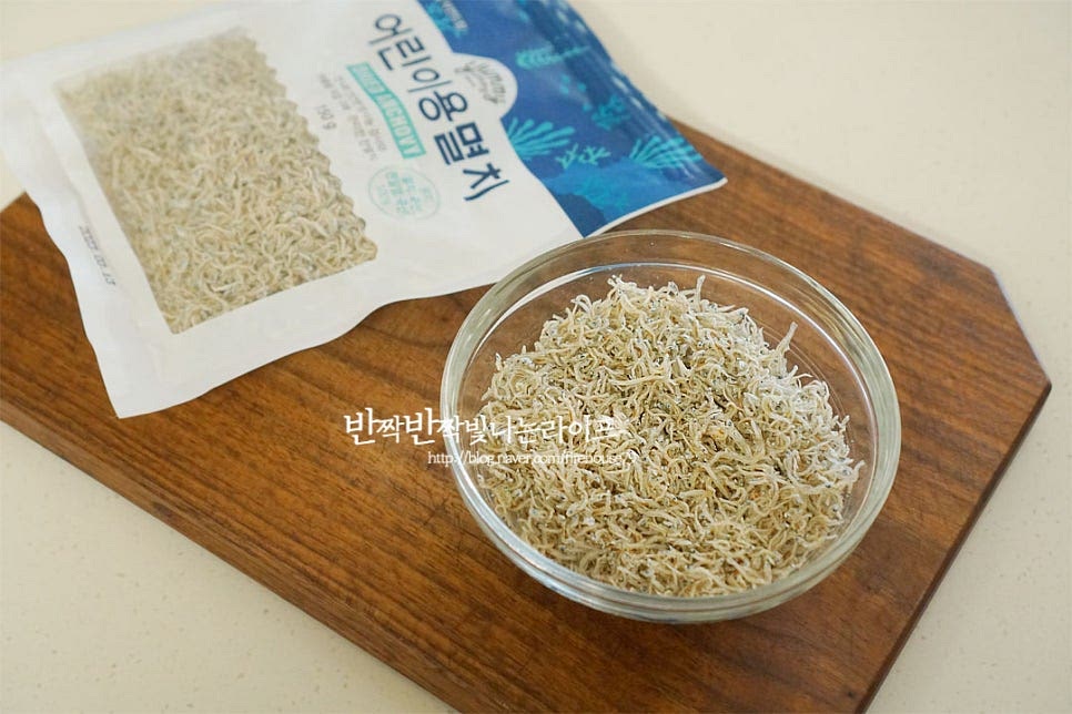 아이랑 같이 먹을 것이라 잔멸치를 준비했어요. 크기가 작아서 견과류와 같이 볶아먹음 맛과 영양을 고르게 챙길 수 있어요. 견과류는 기호에 맞게 준비해 주시면 되는데요. 조각내어 먹기 좋은 크기의 호두와 볶은 땅콩, 슬라이스 된 아몬드 준비했어요. 한입에 먹기 좋은 크기로 넣으면 아이들도 먹기 좋아요. 그 외 캐슈넛, 해바라기씨 등 준비해 주세요. 견과류 같은 경우 전처리 작업을 해주시면 더 고소하게 드실 수 있는데요. 호두는 끓는 물에 1분 정도 데친 뒤 불순물을 제거하여 헹구어 줍니다. 마른 팬에 호두를 중약 불로 타지 않게 볶아 수분을 날려 줍니다. 호두를 먼저 충분히 볶아준 뒤 아몬드와 땅콩도 함께 볶아 고소한 풍미를 살려놓아요. 볶은 뒤 그릇에 덜어 담아 눅눅하지 않게 펼쳐 둡니다.