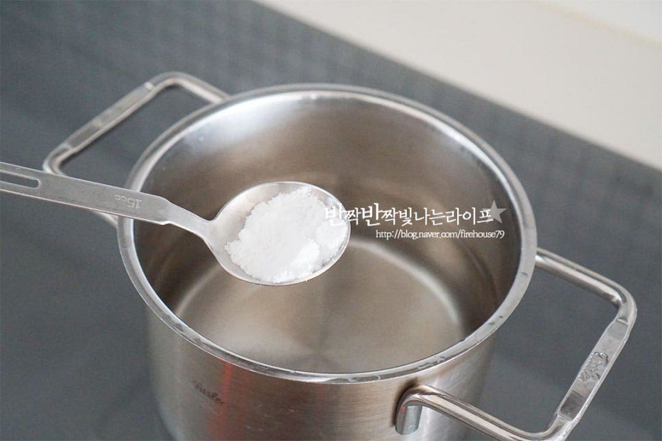 카펠리니 파스타 면을 삶아줍니다. 먼저 냄비에 물 1L 정도 넣고 끓으면 소금 1 큰 술 넣어줍니다. 팔팔 끓으면 면을 넣어줍니다. 엔젤헤어라는 수식어가 붙는 파스타면으로 실처럼 가느다란 두께인데요. 마치 소면 같은 느낌이 들면서 면이 얇아 양념과 더 잘 어울립니다. 2~4분 정도만 삶아주시면 금방 익어요. 차갑게 먹는 비빔 스타일로 면이 서로 들러붙지 않도록 식혀준 뒤 들기름 1 큰 술 넣고 코팅해 줍니다. 면이 담긴 볼을 얼음 물에 담가 빠르게 식혀 식감을 살려주었습니다.