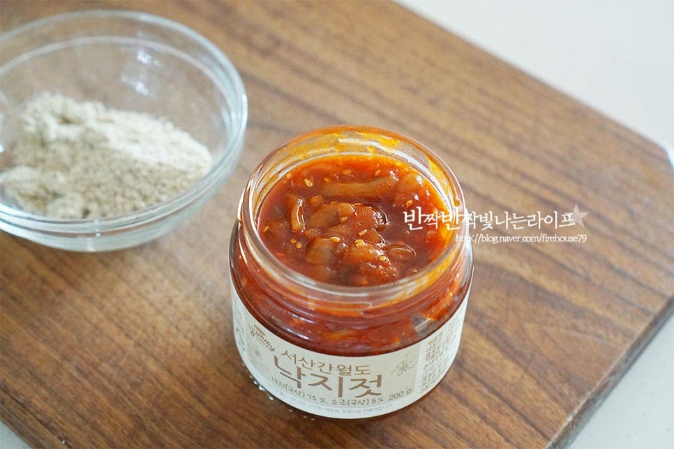 낙지젓은 탱글 하게 씹히는 맛이 매력인데요. 그대로 드시는 것보다 약간의 양념을 더해주시면 보다 맛있게 드실 수 있어요. 들기름 1 큰 술, 간 마늘 1/2 큰 술 통깨 약간 넣고 버무려줍니다. 약간의 양념을 더해주시면 더 맛있게 드실 수 있어요. 매운맛 기호에 따라 다진 고추 넣어주셔도 좋아요.